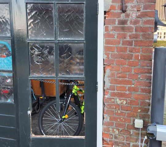 Schade bij de deur van een schuur vaststelling door Stefan Secuur Schade Expert.
